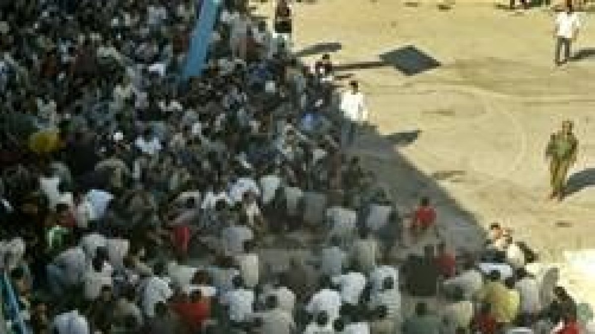 Vista de los palestinos retenidos en el patio del colegio de Naplusa