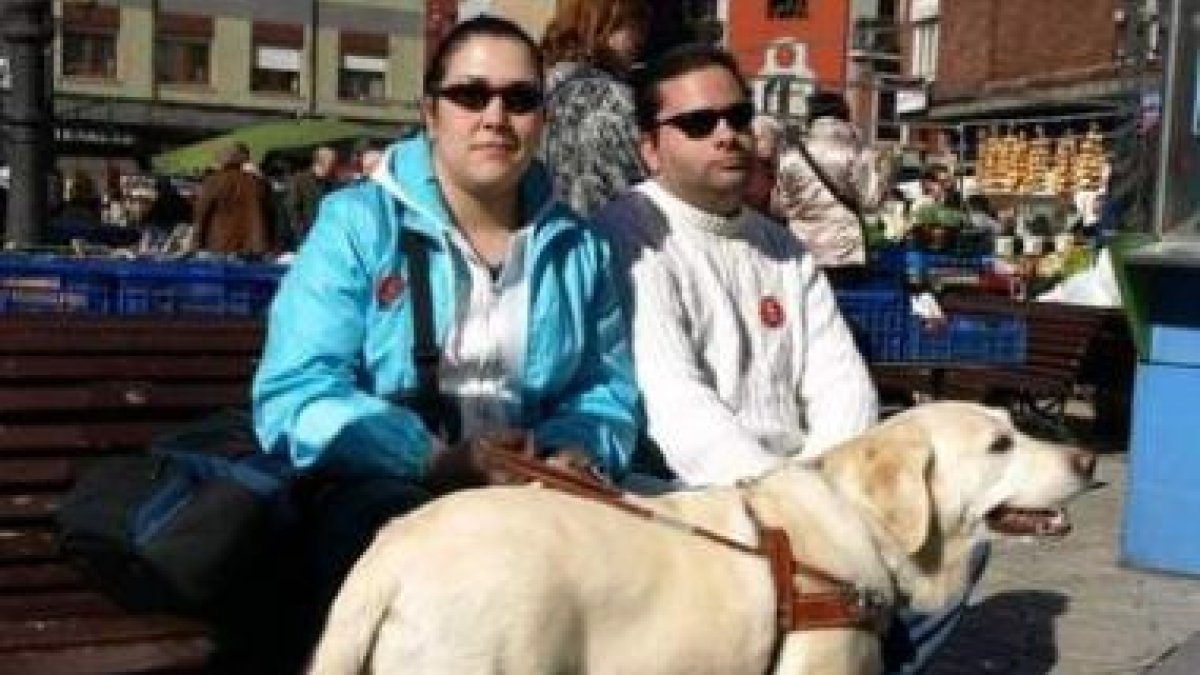 Cristina Fanjul y su marido, Javier, con el perro guía Craker
