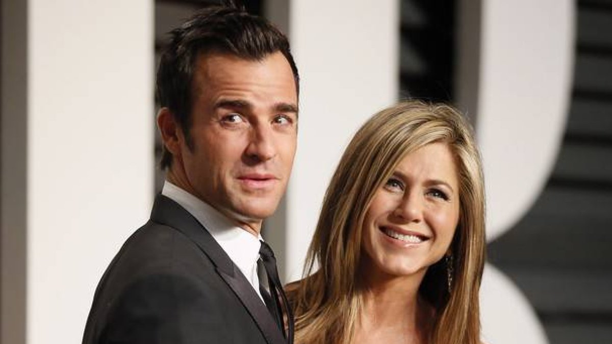 Jennifer Aniston y Justin Theroux en la alfombra roja de la fiesta de VanityFair de los Oscar.