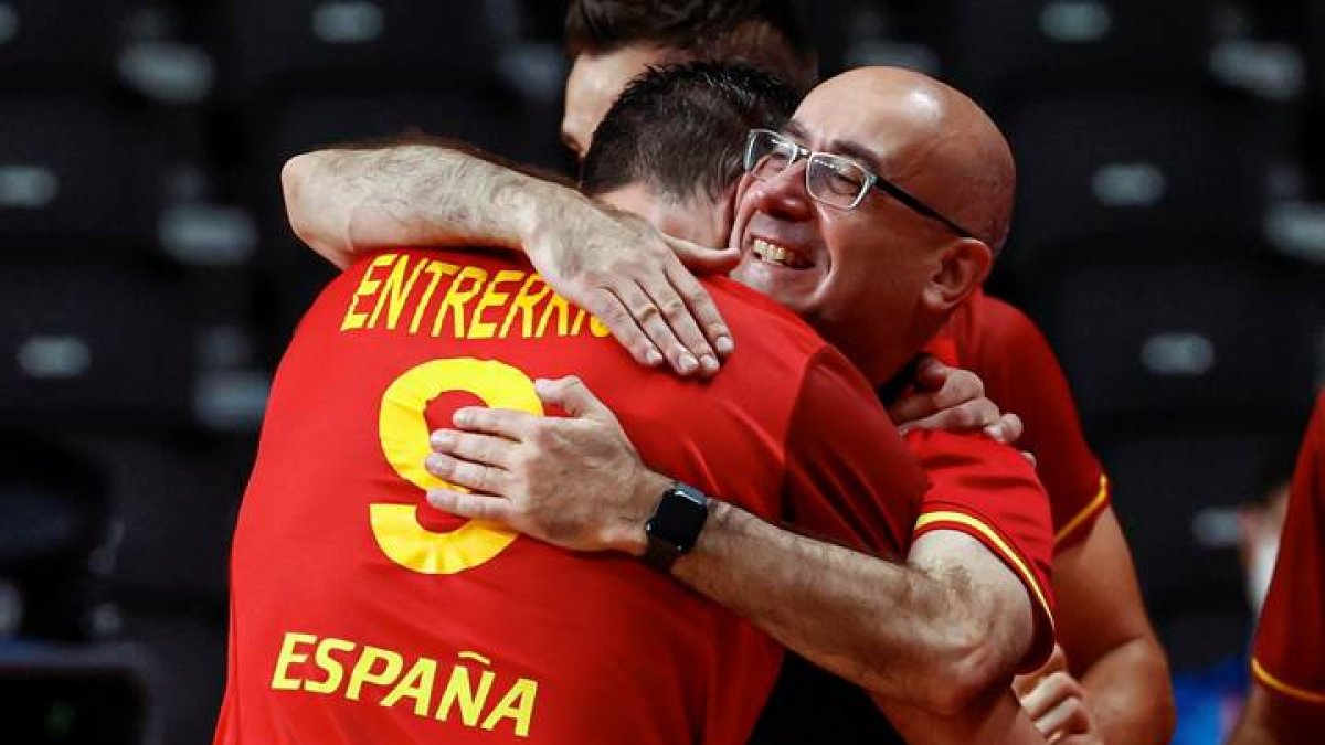 El capitán de la selección española Raúl Entrerríos (i) se abraza con el seleccionador Jordi Ribera. JOSÉ MÉNDEZ