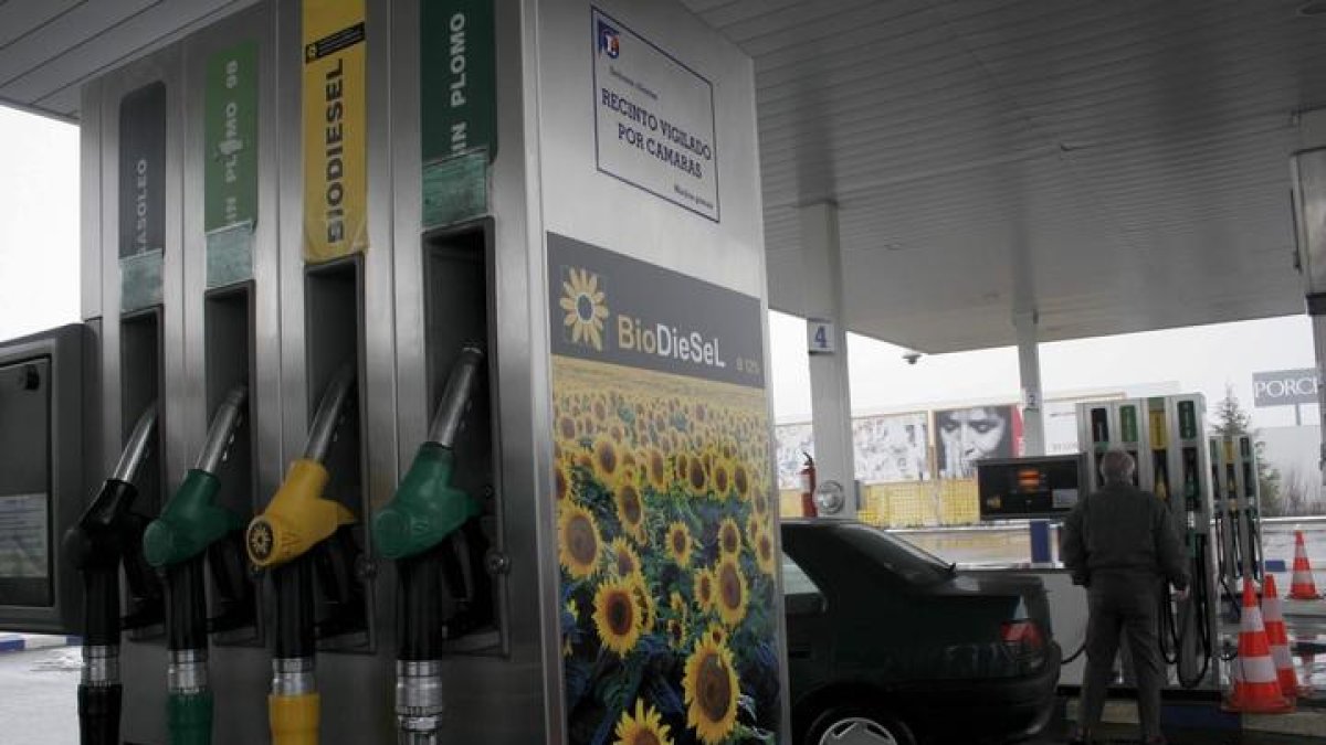 Repostar en las gasolineras leonesas es un 20% más caro que en enero. DANIEL