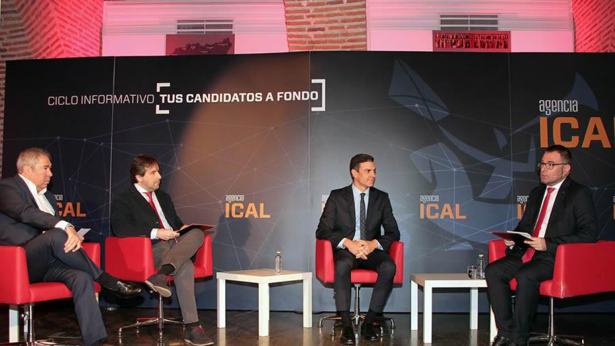 Pedro Sánchez responde a las preguntas de Joaquín S. Torné, director de Diario de León; el director editorial de Promecal, Óscar Gálvez y Luis Miguel Torres, director de ICAL.