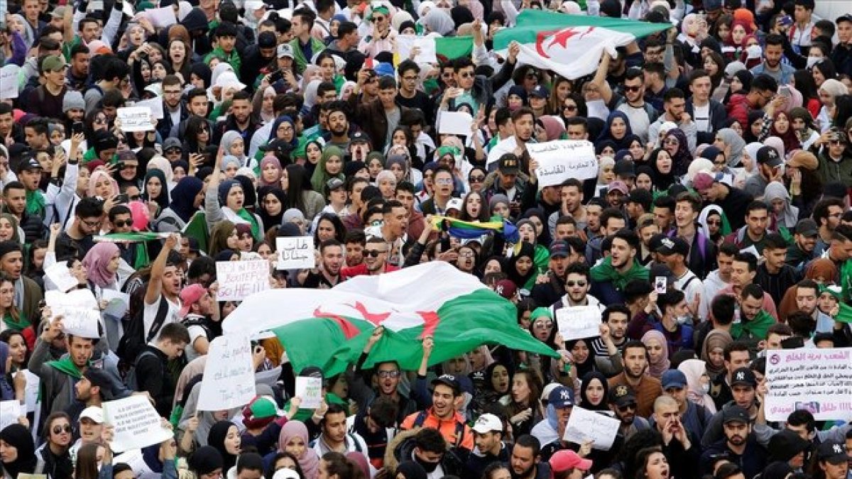 Los estudiantes participan en una protesta para denunciar una oferta del presidente Abdelaziz Bouteflika, en Argelia.