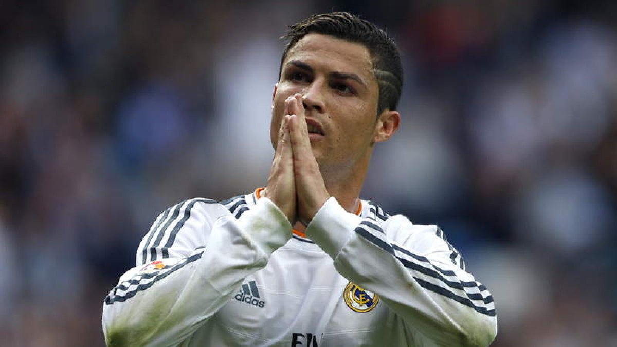 Cristiano Ronaldo gesticula a la grada tras marcar gol ante el Málaga.