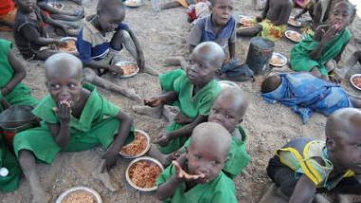 Hora de la comida para los niños que un grupo de misioneros y la Fundacion Vipeika alimentan.