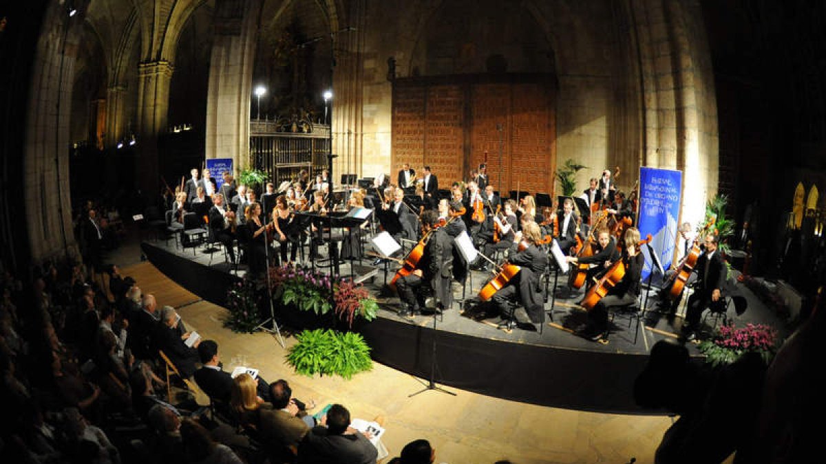 La Orquesta de Castilla y León encandiló ayer al público gracias a Mozart y T. Breton.