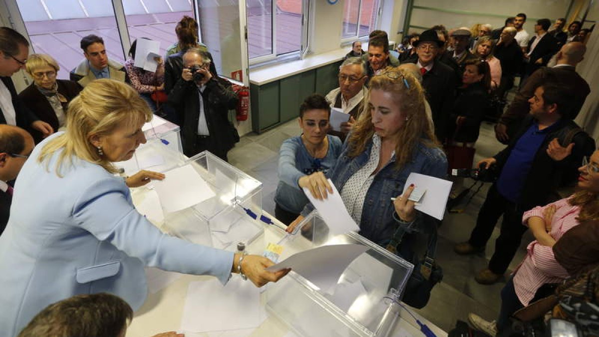 Pese a que fueron pocos los afiliados que votaron en León se formaron grandes colas en la sede del PP. MARCIANO PÉREZ