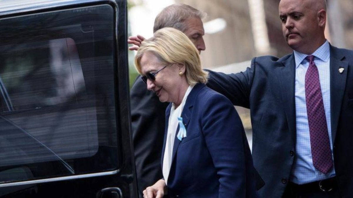 Clinton entra en su coche oficial tras abandonar el domingo la casa de su hija Chelsea en Nueva York.