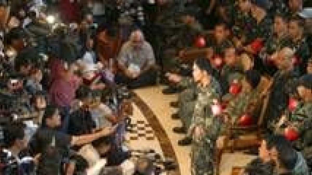 El líder de los militares sublevados ofreció una rueda de prensa en un edificio comercial de Manila