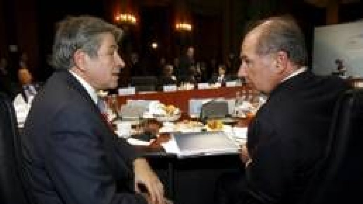 El presidente del Banco Mundial, Paul Wolfowitz, charla con Rodrigo Rato durante la reunión del G-7