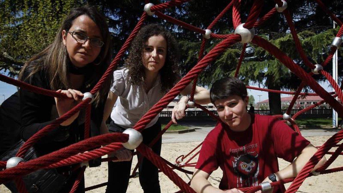 Carmen de Celis, Sheila Morán y Omar Flores son tres de los 15 miembros de la asociación de superdotados Mensa en León.