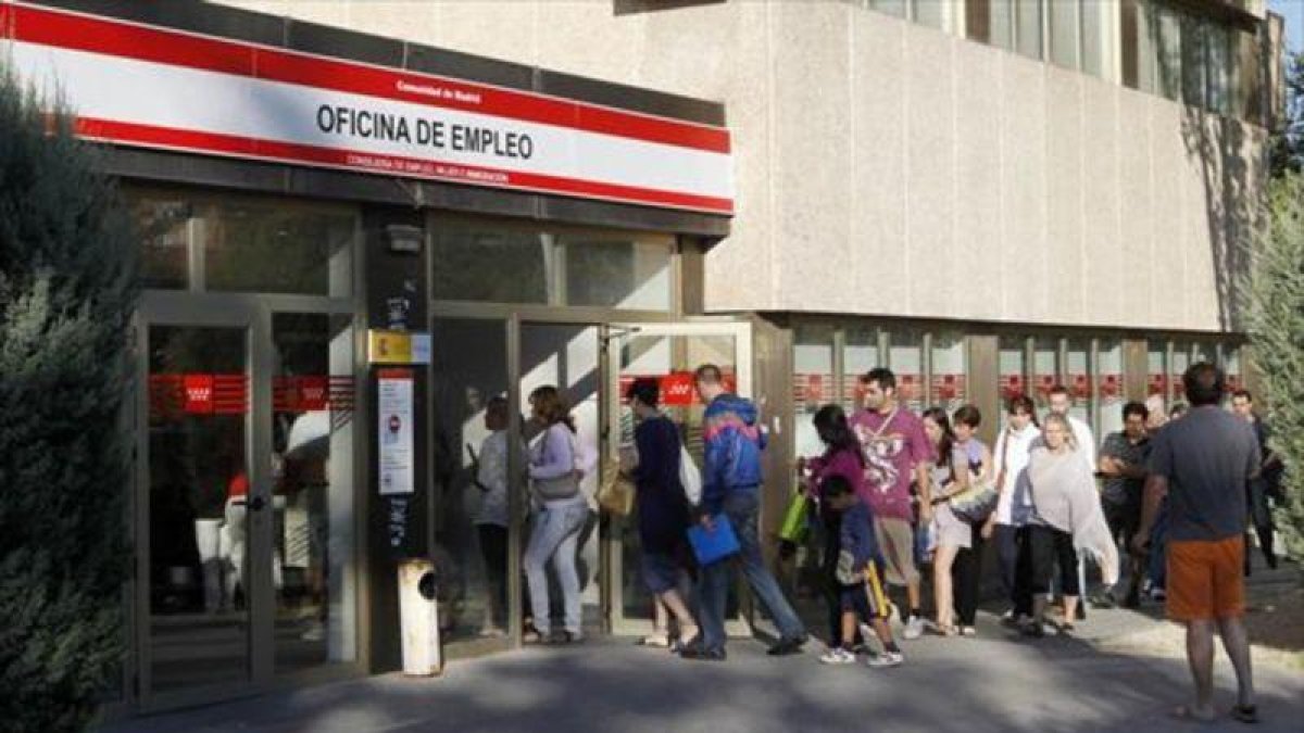 Cola de parados ante una oficina de empleo.