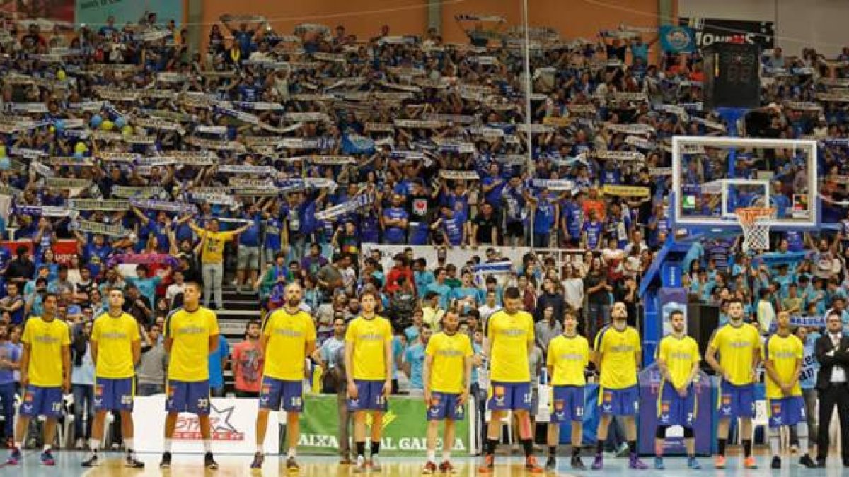 La afición del Ourense anima a su equipo.