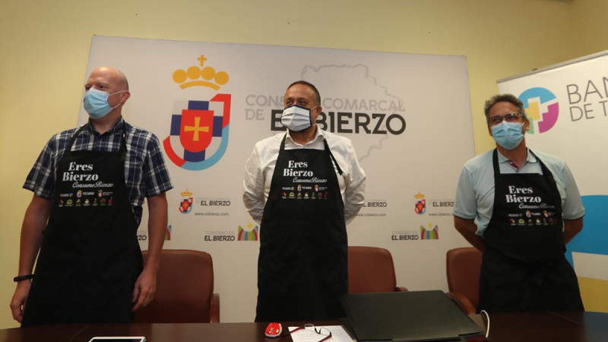 Pablo Linares, Gerardo Álvarez Courel y Roberto Fuertes presentaron la campaña. ANA F. BARREDO