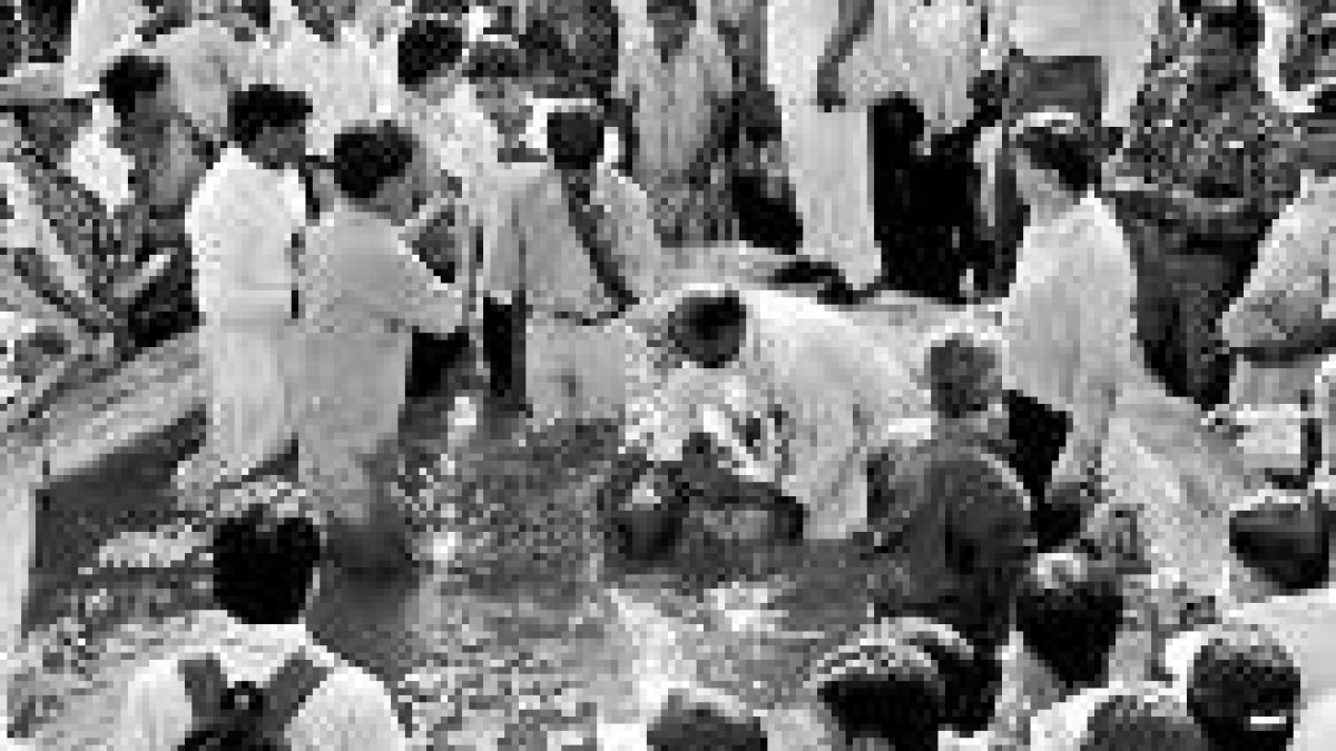 Un sacerdote bautiza a un intocable durante la ceremonia de conversión de ayer en la India