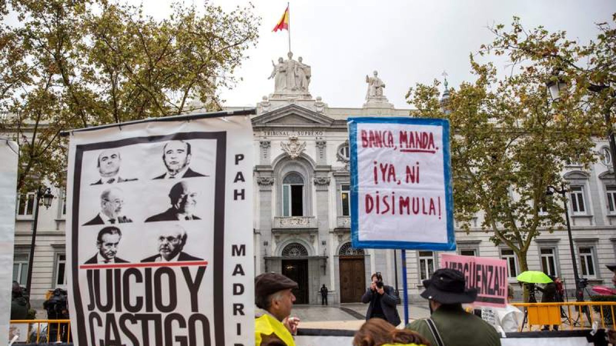 Un grupo de manifestantes ante la sede del Tribunal Supremo en Madrid. RODRIGO JIMÉNEZ