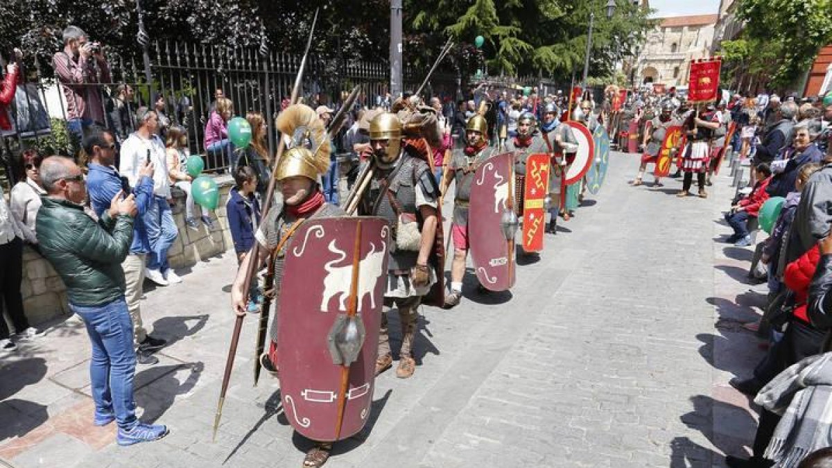 Patrulla de legiones, dentro de los actos de celebración del Natalicio del Águila en León
