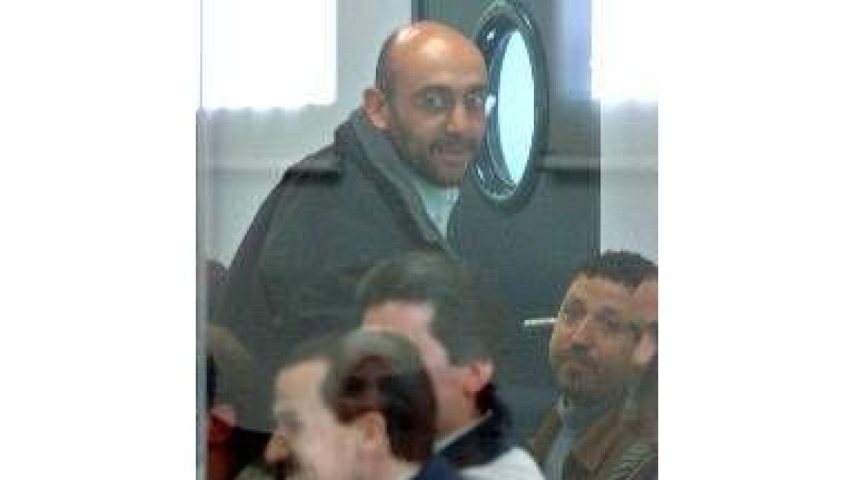 Abu Dahdah se levanta en un momento del juicio en la Casa de Campo