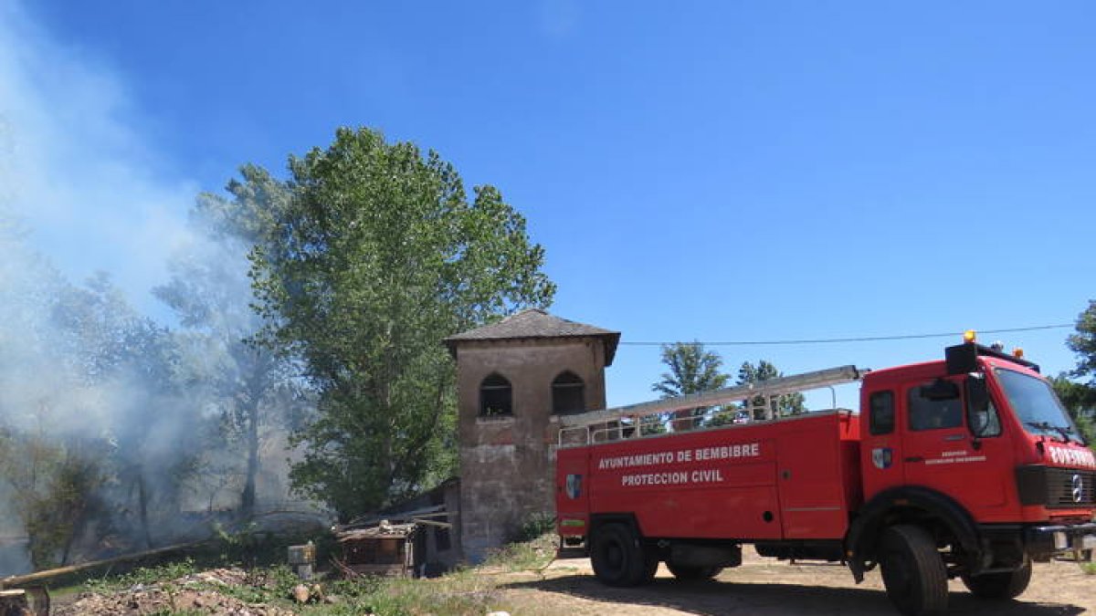 Los bomberos de Bembibre sofocando un incendio. DL