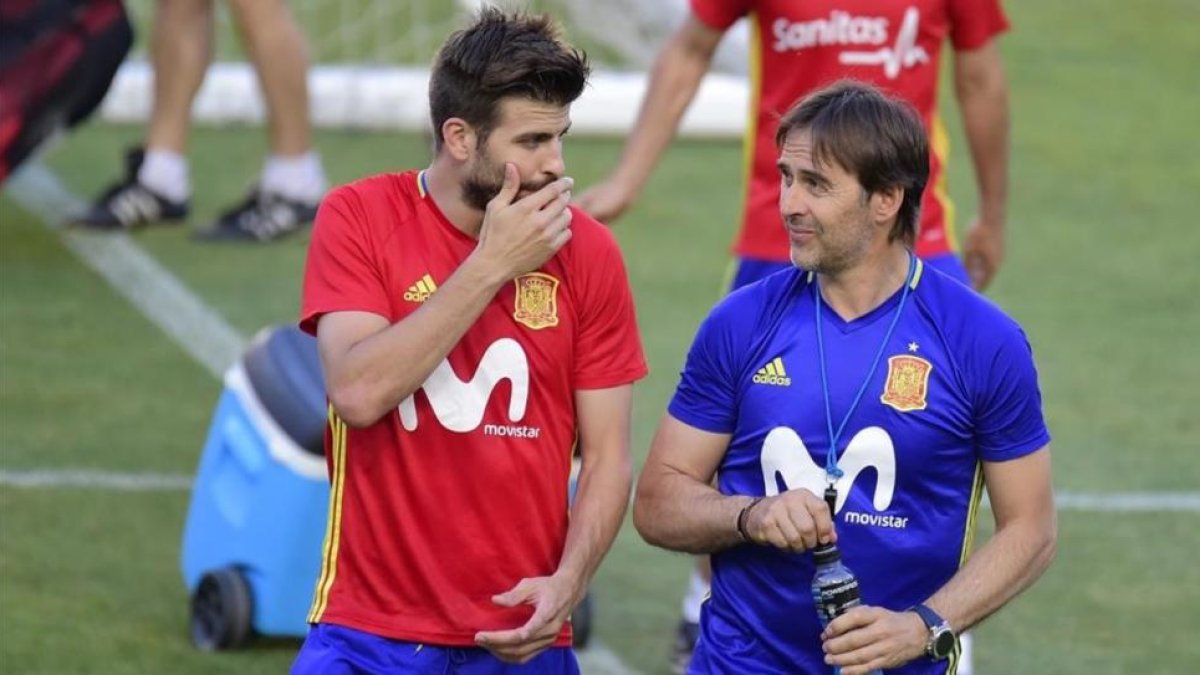 Piqué y Lopetegui charlan en el entrenamiento de la seleccón española en Murcia.