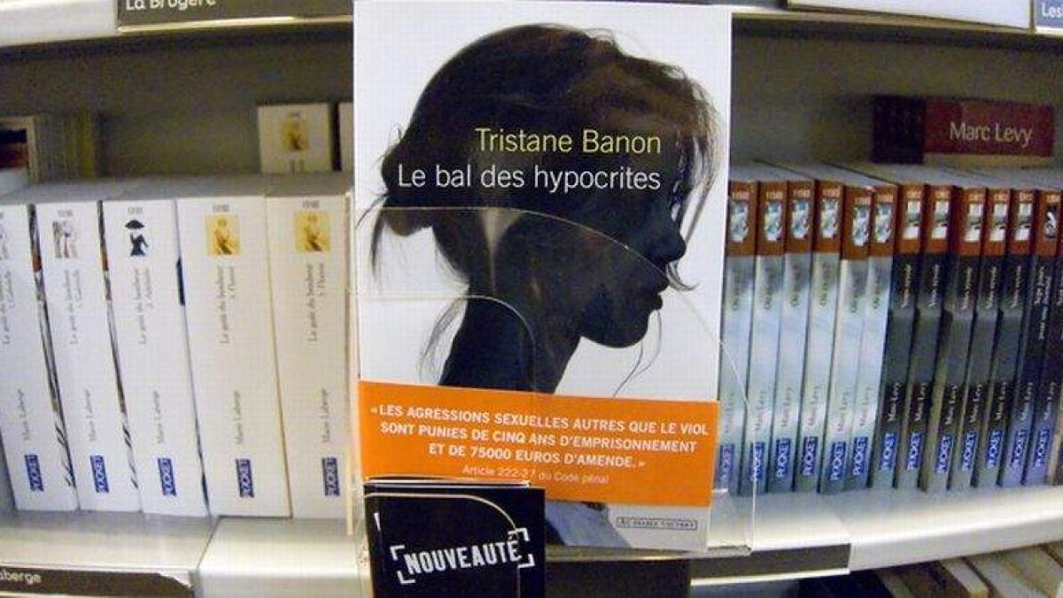 Portada del libro 'El baile de los hipócritas', de la periodista y escritora francesa Tristane Banon en una librería de París.