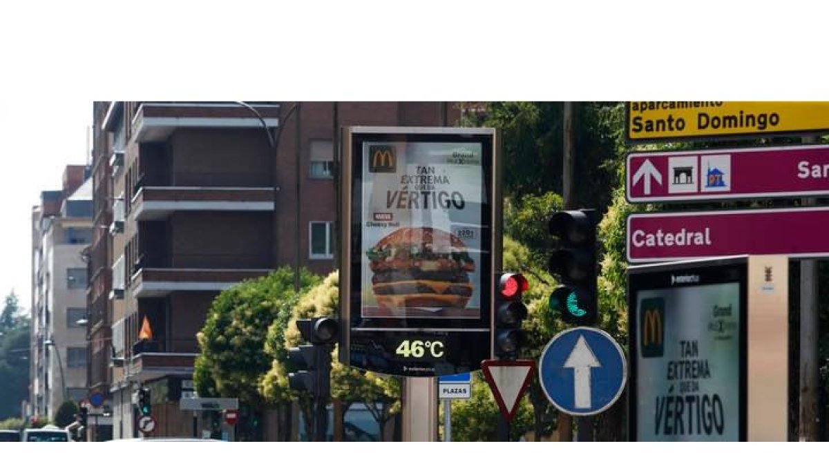 Los termómetros han marcado este jueves en León capital 46 grados a pleno sol, como el de la imagen, en San Francisco. RAMIRO