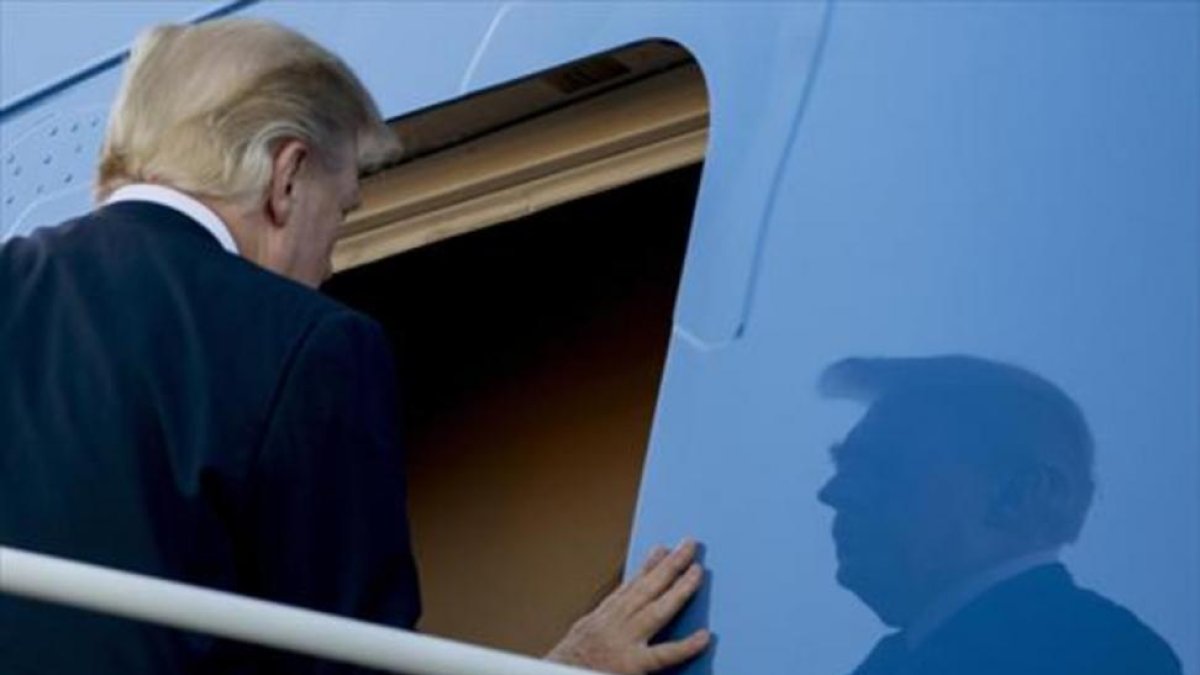 Trump sube a su avión en Hawái.