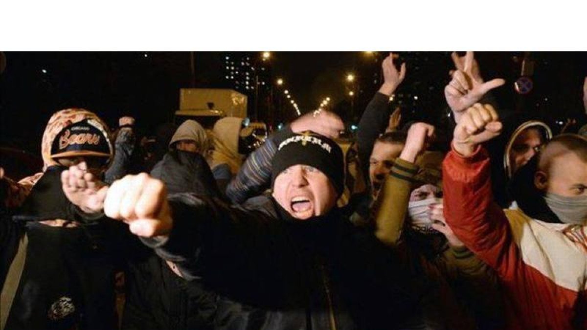 Ultranacionalistas rusos protestan en el distrito de Biryuliovo, este domingo.