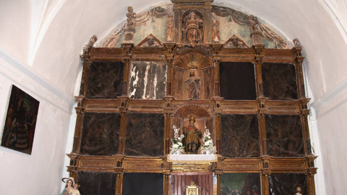 El retablo de la iglesia de San Martín de la Cueza, donde las pinturas apenas son visibles. ACACIO DÍAZ