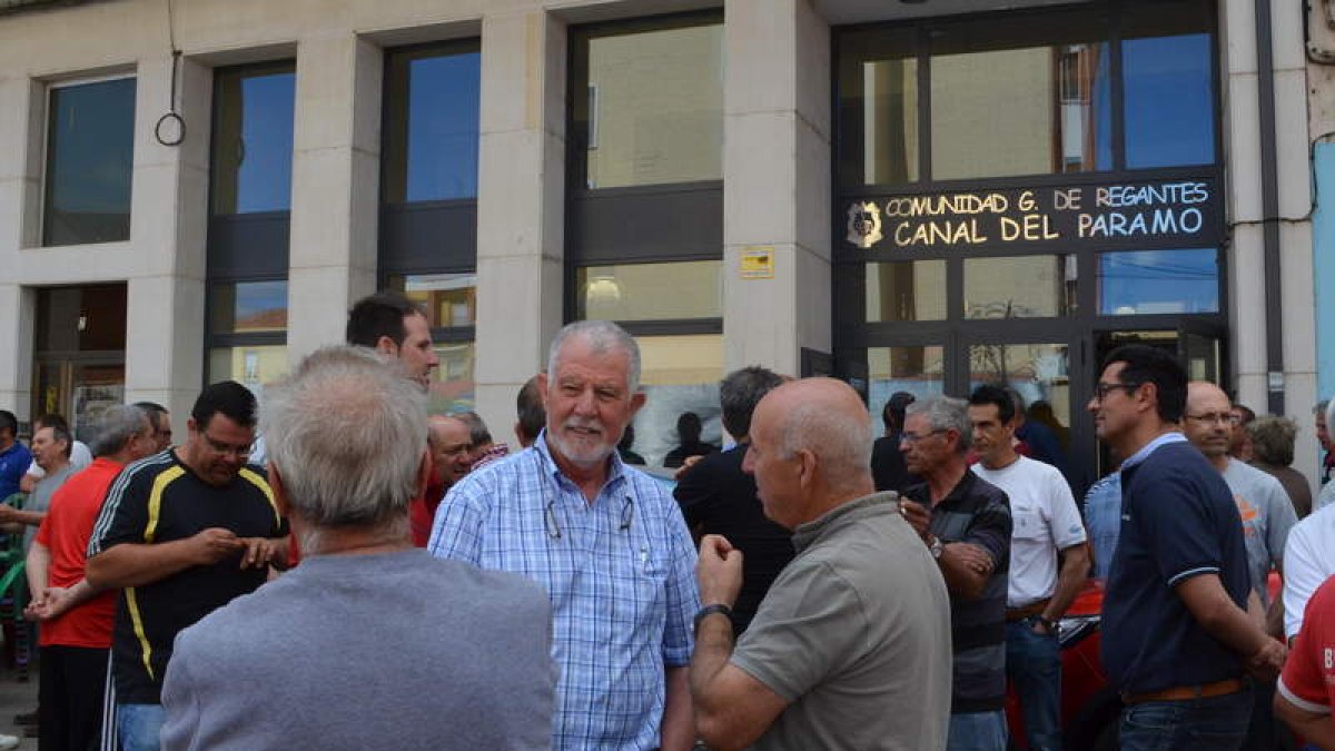 Una de las concentraciones de agricultores ante la sede de la comunidad. MEDINA