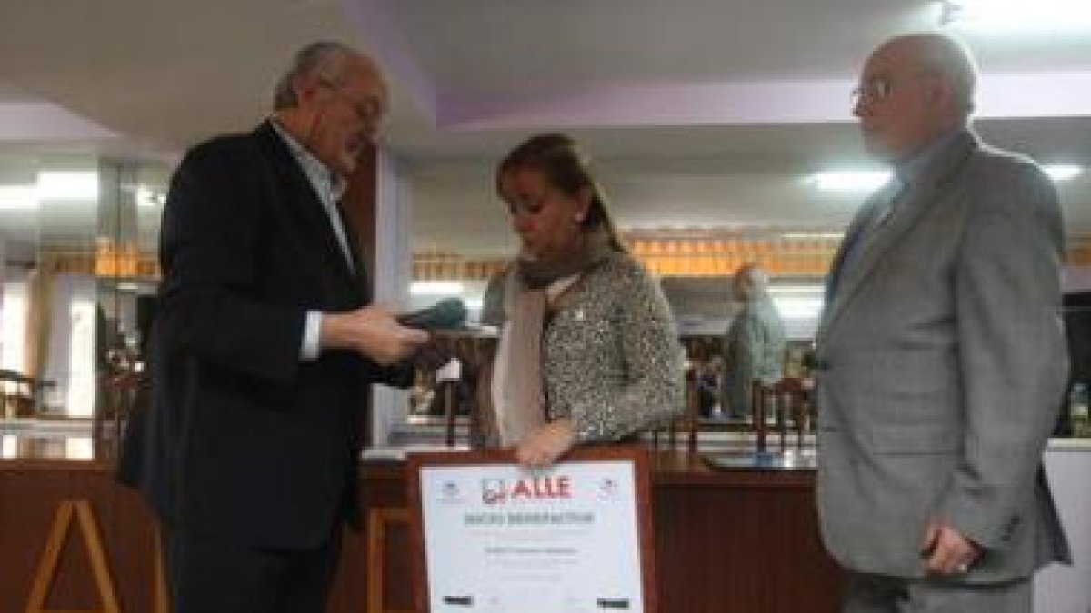 El presidente de Alle entrega el galardón a la presidenta de la Diputación.