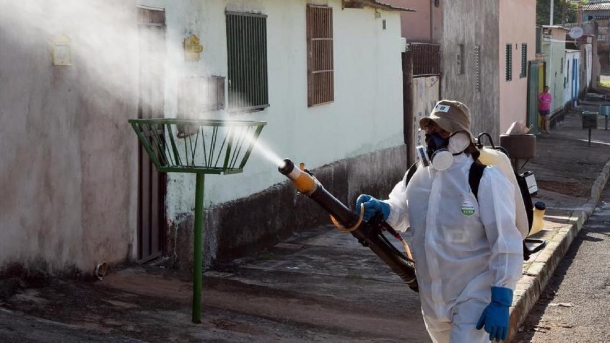 Un empleado fumiga contra el zika en Río.