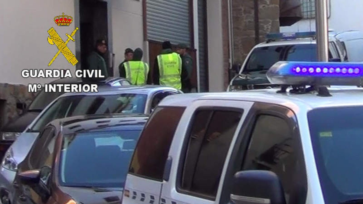 Imagen del momento del registro de la vivienda. GUARDIA CIVIL