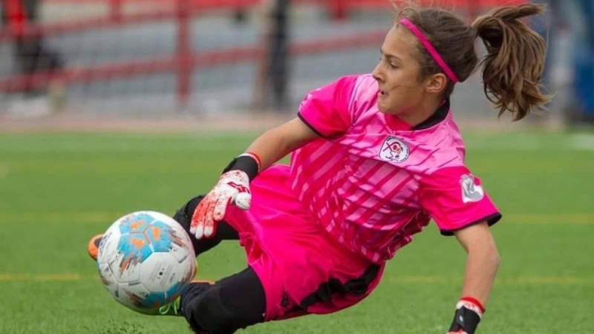 Alba Fuertes durante una intervención con la selección de Castilla y León sub 15. DL