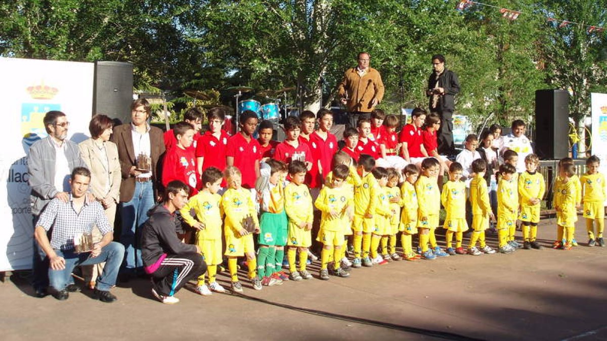 Equipos premiados en Finde Sport participantes en las actividades deportivas en Villaquilambre.