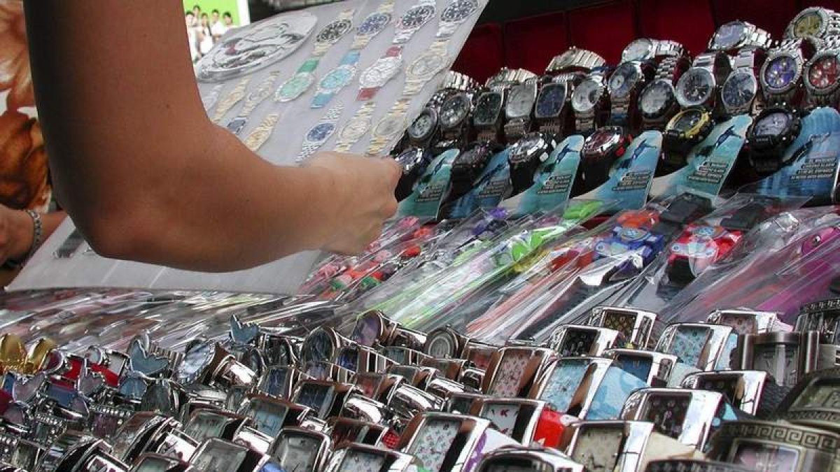 Falsificaciones de relojes de lujo en un mercado asiático.  BARBARA WALTON