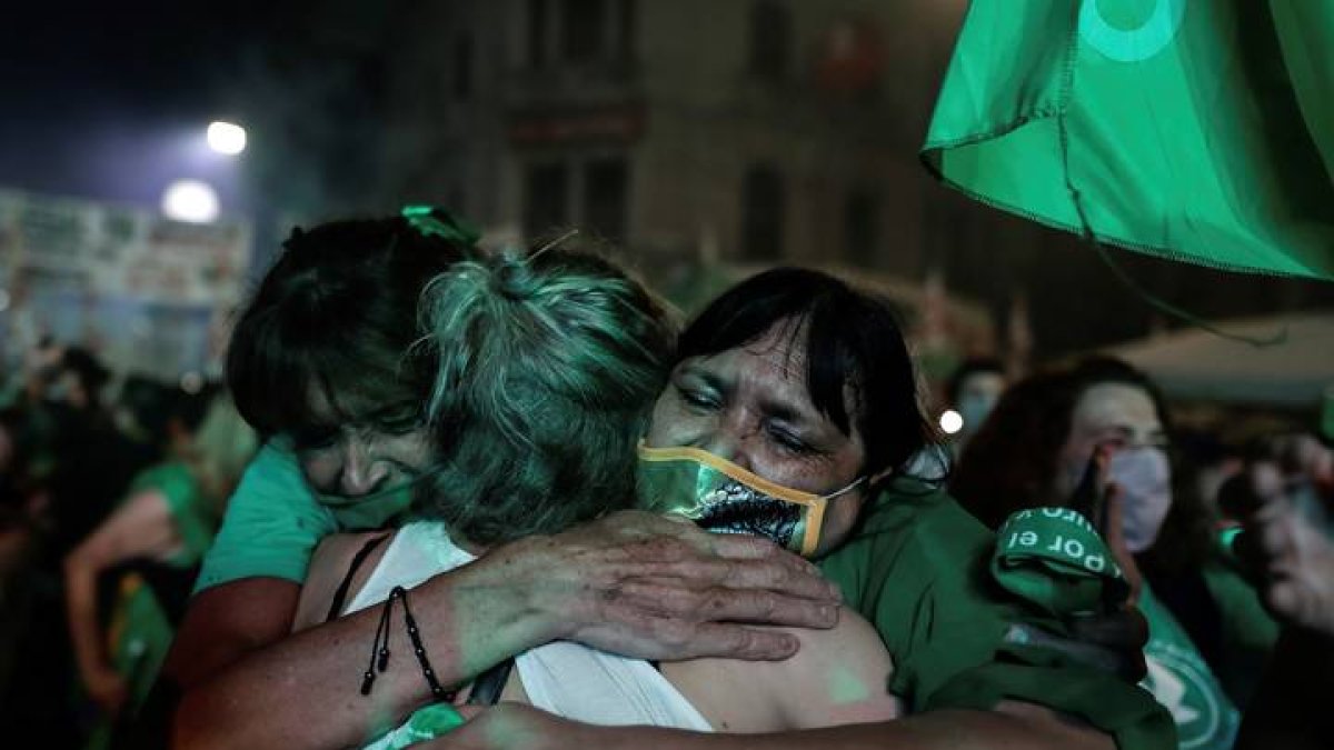 Cientos de miles de personas festejan la despenalización del Aborto. JUAN IGNACIO RONCORONI