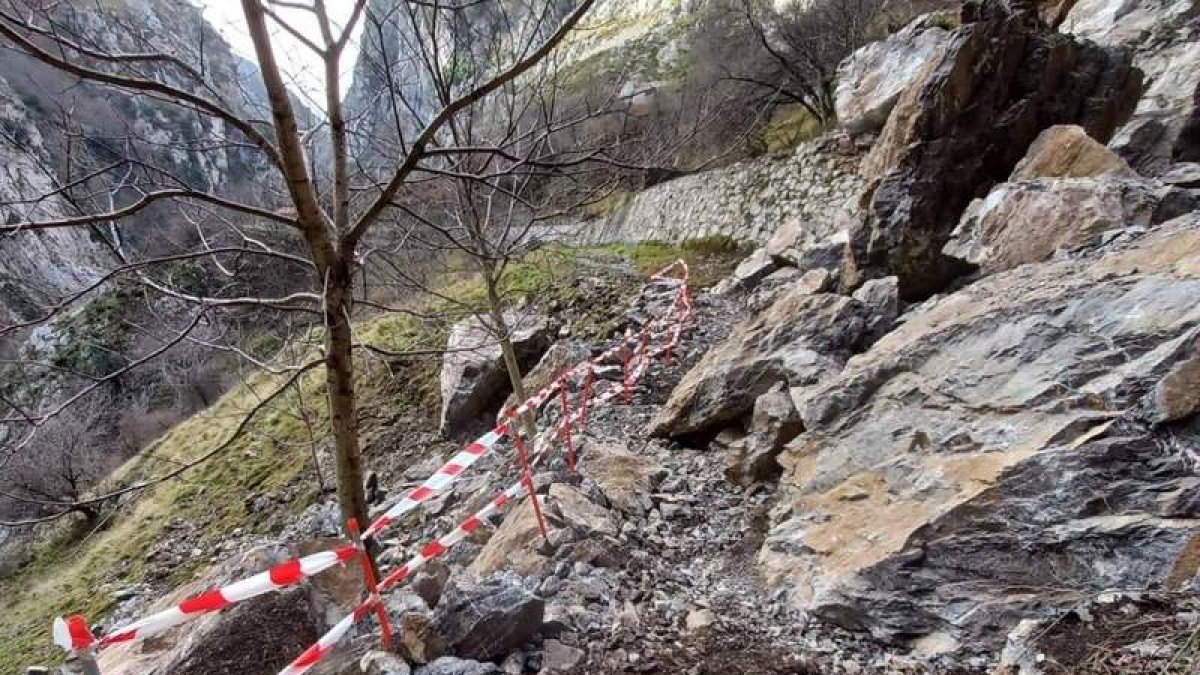 Zona balizada que indica el impedimento para pasar por el tramo afectado de la senda. DL