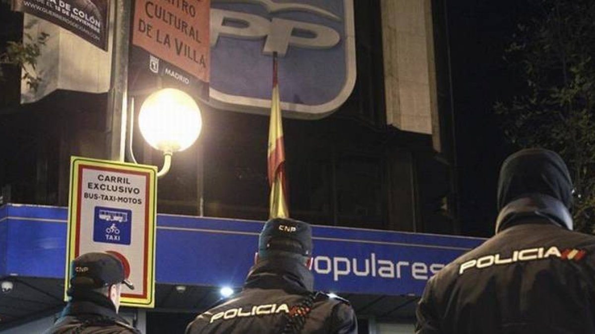 Agentes de la Policía Nacional, esta noche en el exterior de la sede del PP, en la calle Génova