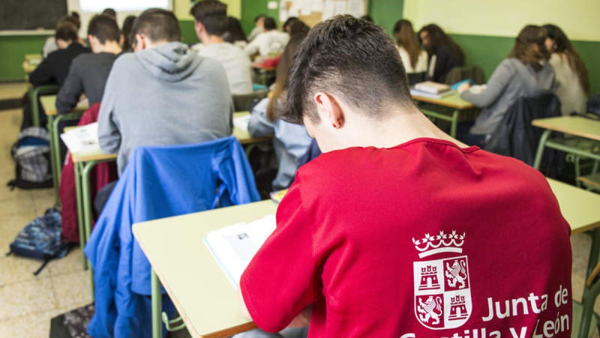 Alumnos de un instituto leonés, en imagen de archivo. FERNANDO OTERO