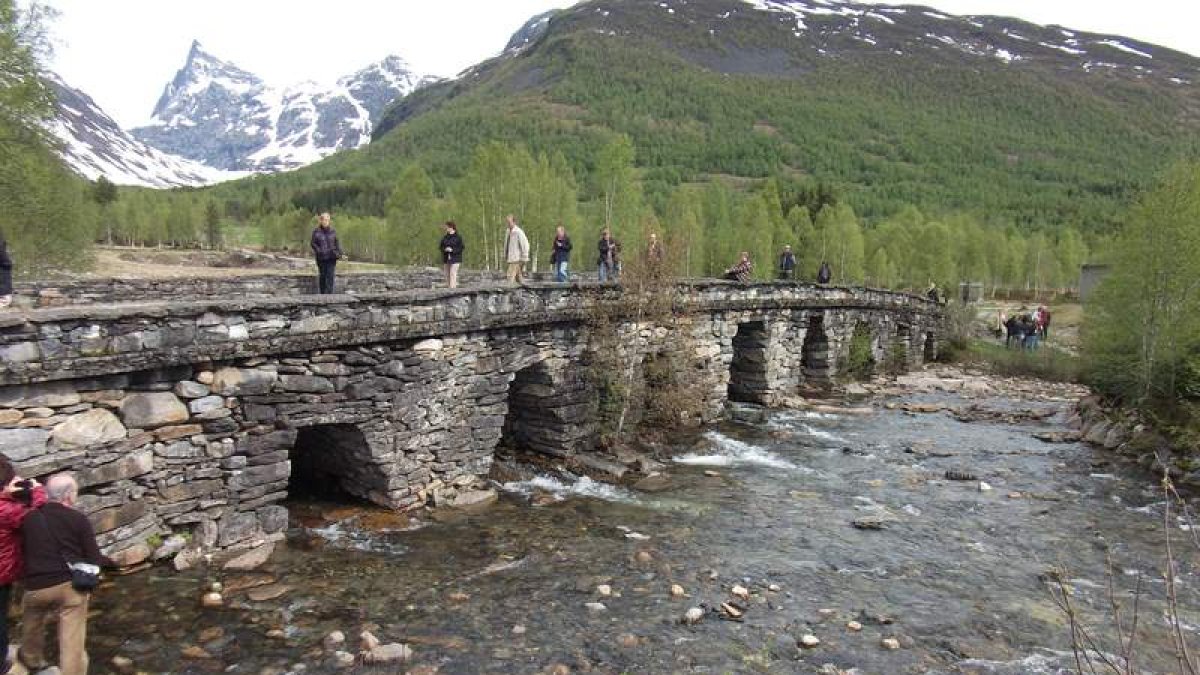 Hornindal, en Noruega. Al otro lado del puente se encuentra la referencia que buscamos.