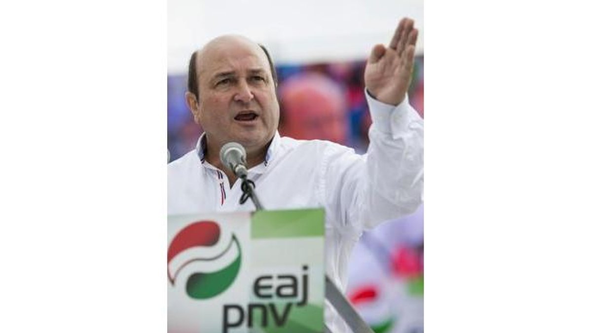 El presidente del PNV, Andoni Ortuzar, ha reclamado saber "con claridad" si Arnaldo Otegi podrá ser candidato a lendakari.