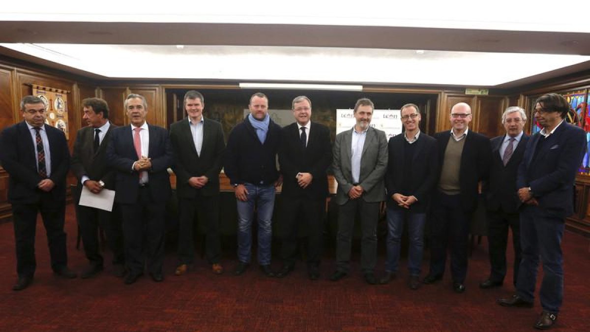 El alcalde de León, Antonio Silván, se reúne con los responsables de Biomar para informar sobre el acuerdo de transmisión de su unidad de producción a la multinacional 4D Pharma