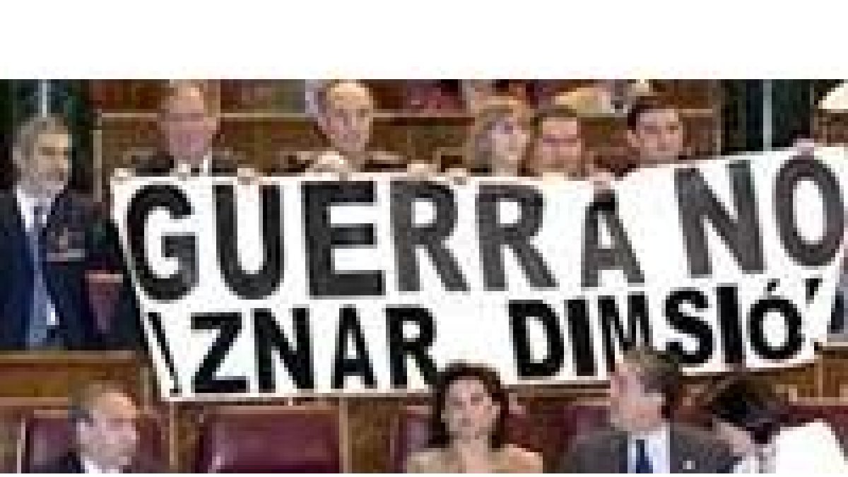 Los diputados de IU exhibieron en el debate una pancarta en la que se exigía la dimisión de Aznar