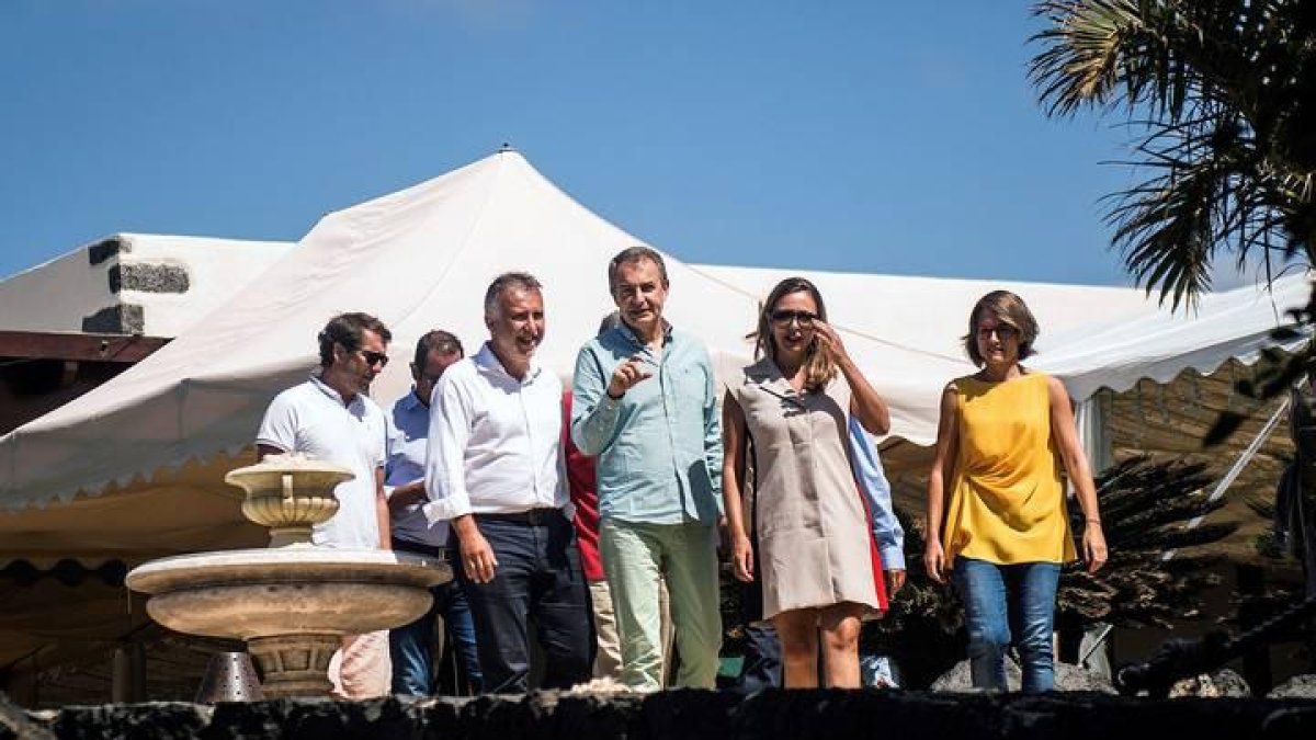 El expresidente del Gobierno José Luis Rodríguez Zapatero acompañado por la secretaria insular del PSOE de Lanzarote, María Dolores Corujo (2d) y el secretario regional del PSOE de Canarias, Ángel Víctor Torres (i), o la alcaldesa socialista de Arrecif