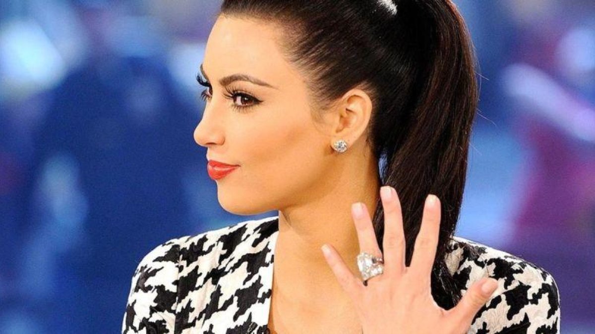 Kim Kardashian y su anillo de compromiso robado.