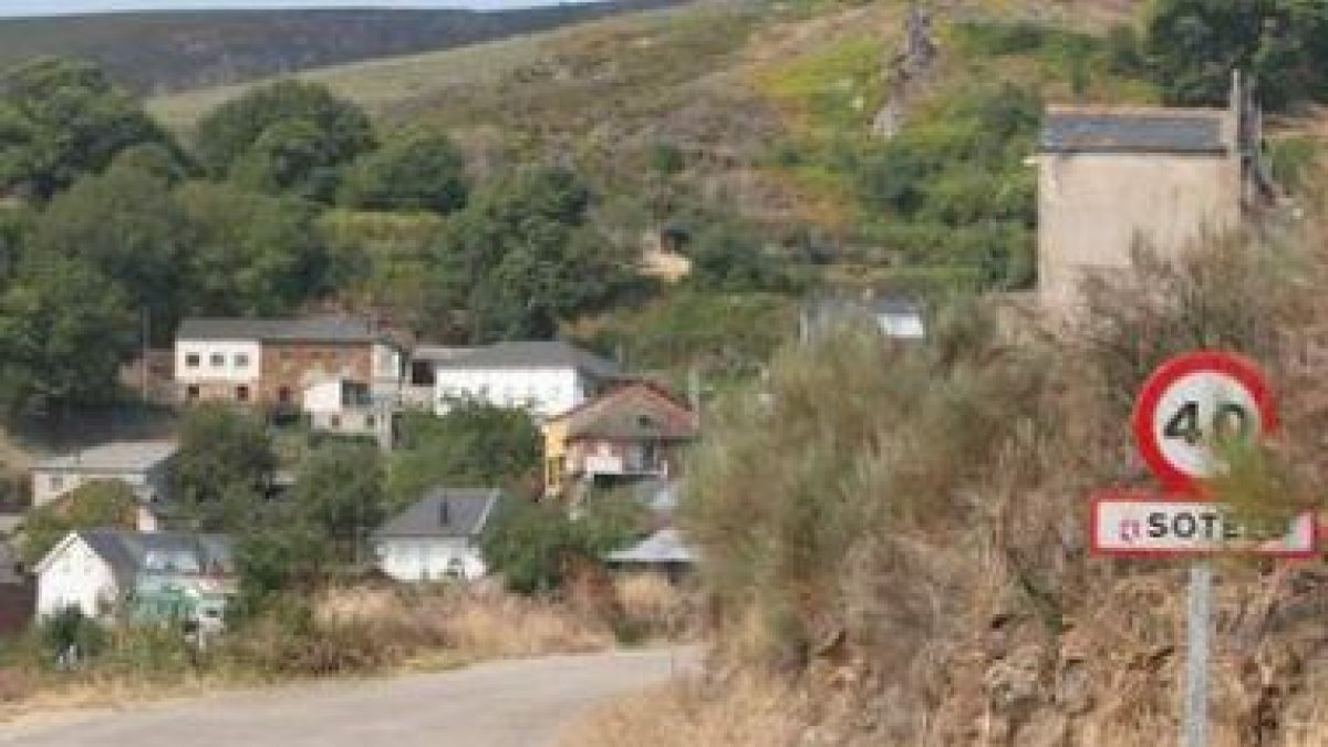 Uno de los pueblos de La Somoza, en Villafranca.