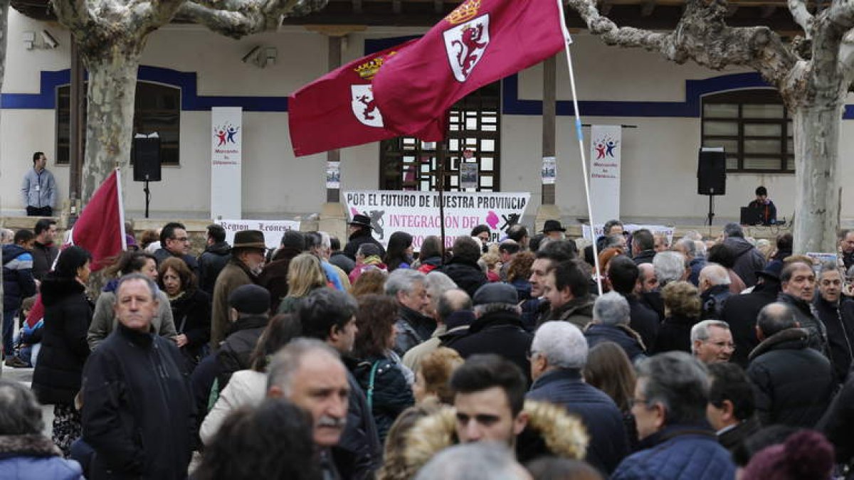 Más de 350 personas formaron la concentración que tuvo lugar en la plaza de la estación de Feve en la ciudad.