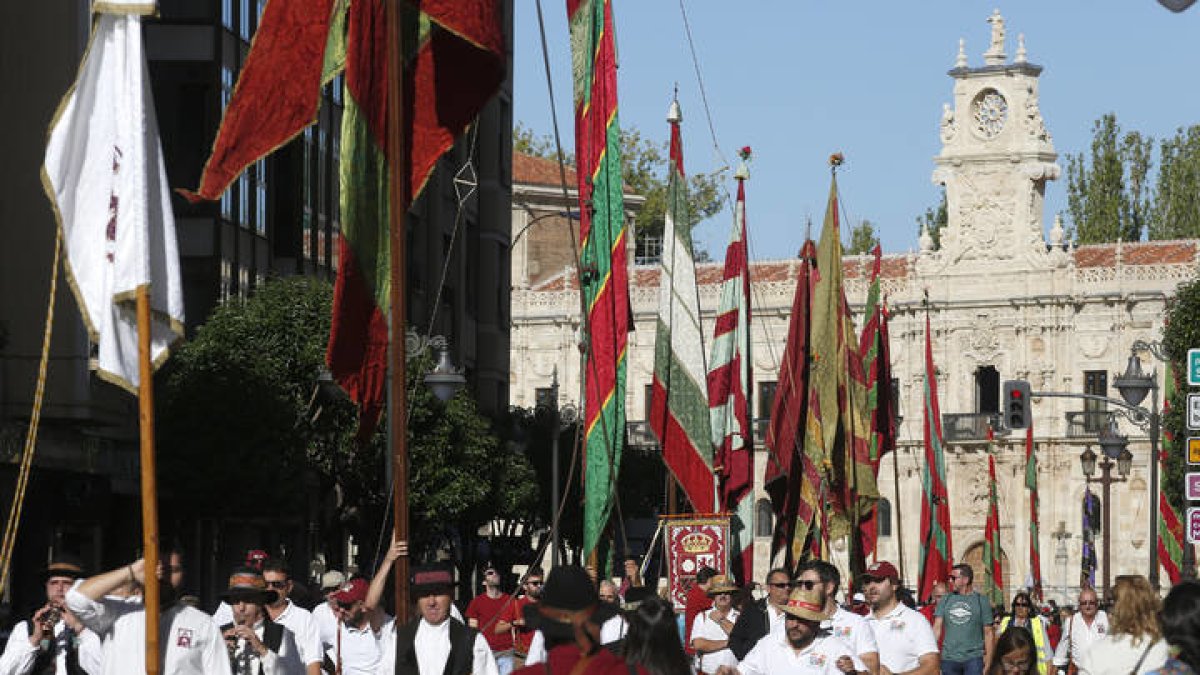 Concentración de pendones y alzamiento simultáneo al ritmo del himno de León. F. Otero Perandones.