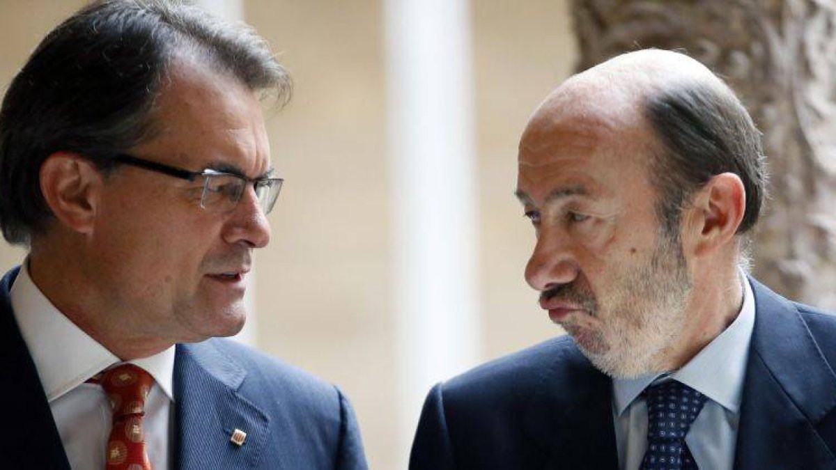 Alfredo Pérez Rubalcaba (d) y Artur Mas (i), durante su encuentro en el Palau de la Generalitat.